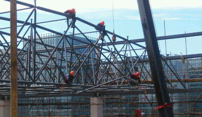 双滦区论网架装配施工中搭设脚手架应当留神的事故